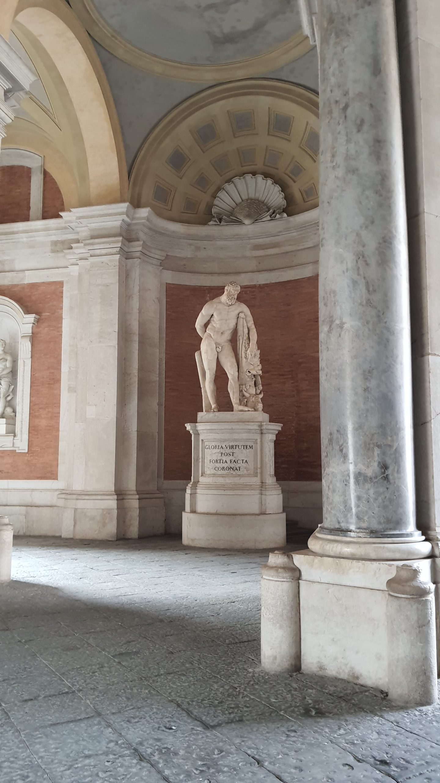 Reggia di Caserta colonne